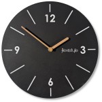Moderne Wanduhr mit Holzzeigern – Eleganz